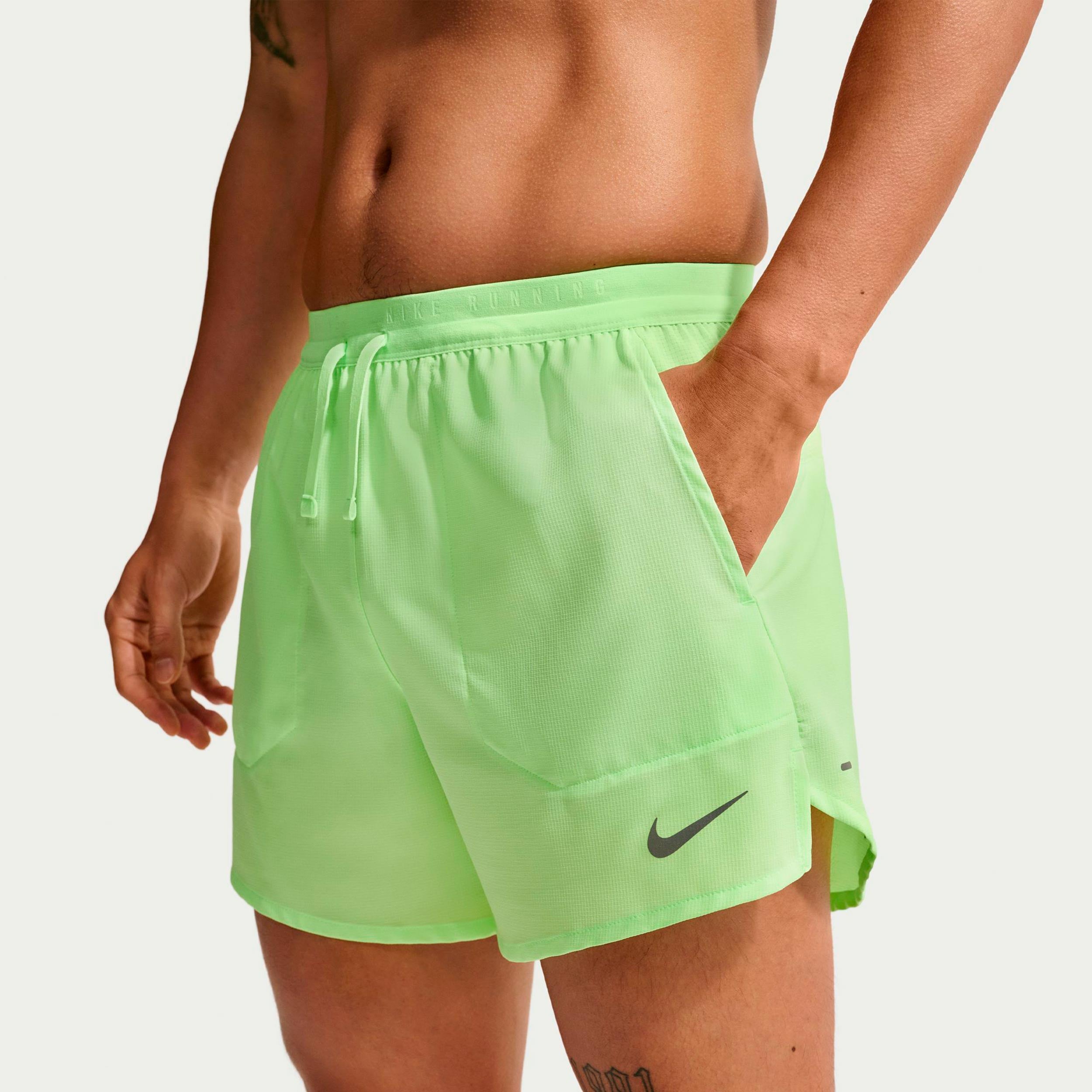 Nike STRIDE 5IN  Pantaloncini da corsa Uomini - verde chiaro, argento