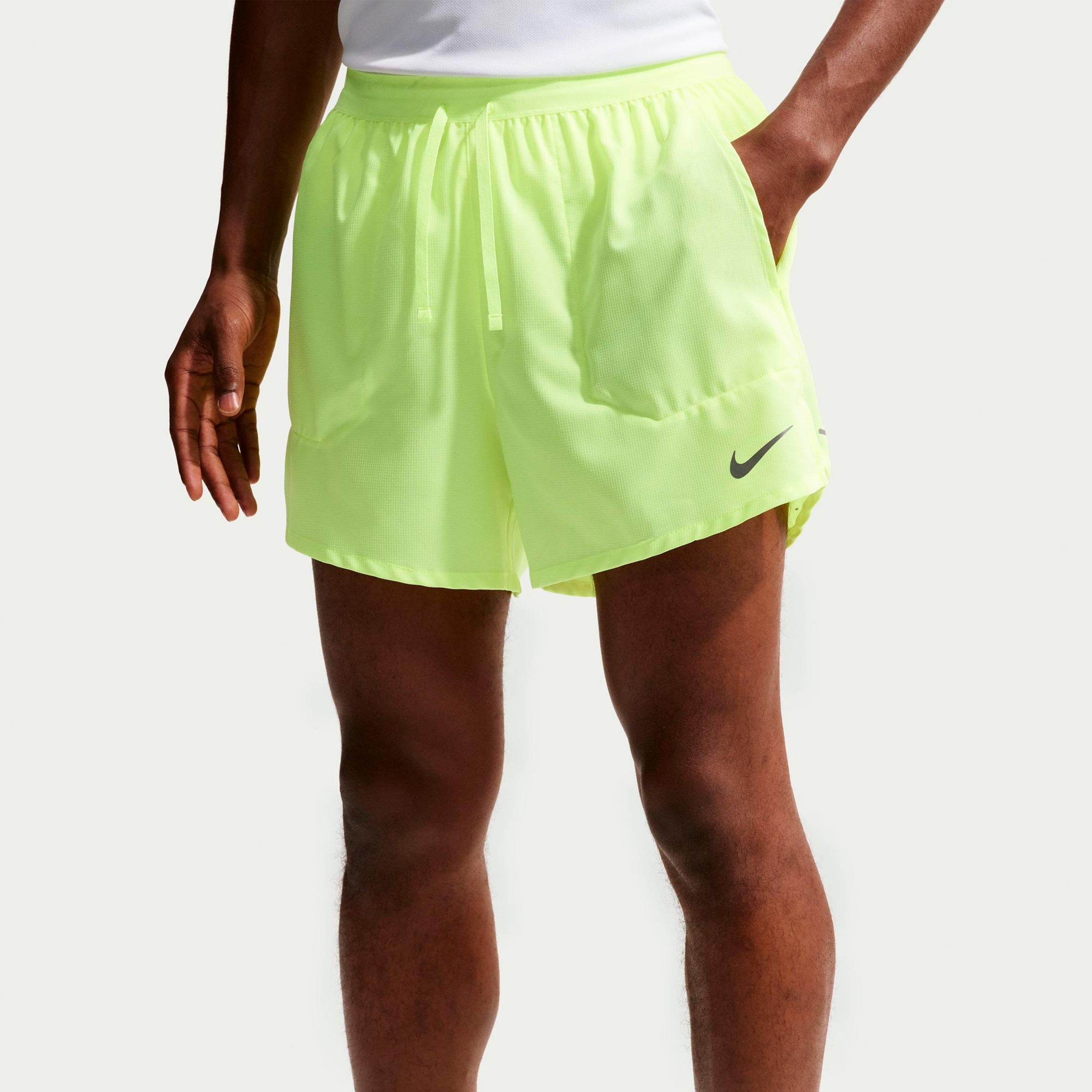 Nike STRIDE 5IN  Pantaloncini da corsa Uomini - giallo neon, argento