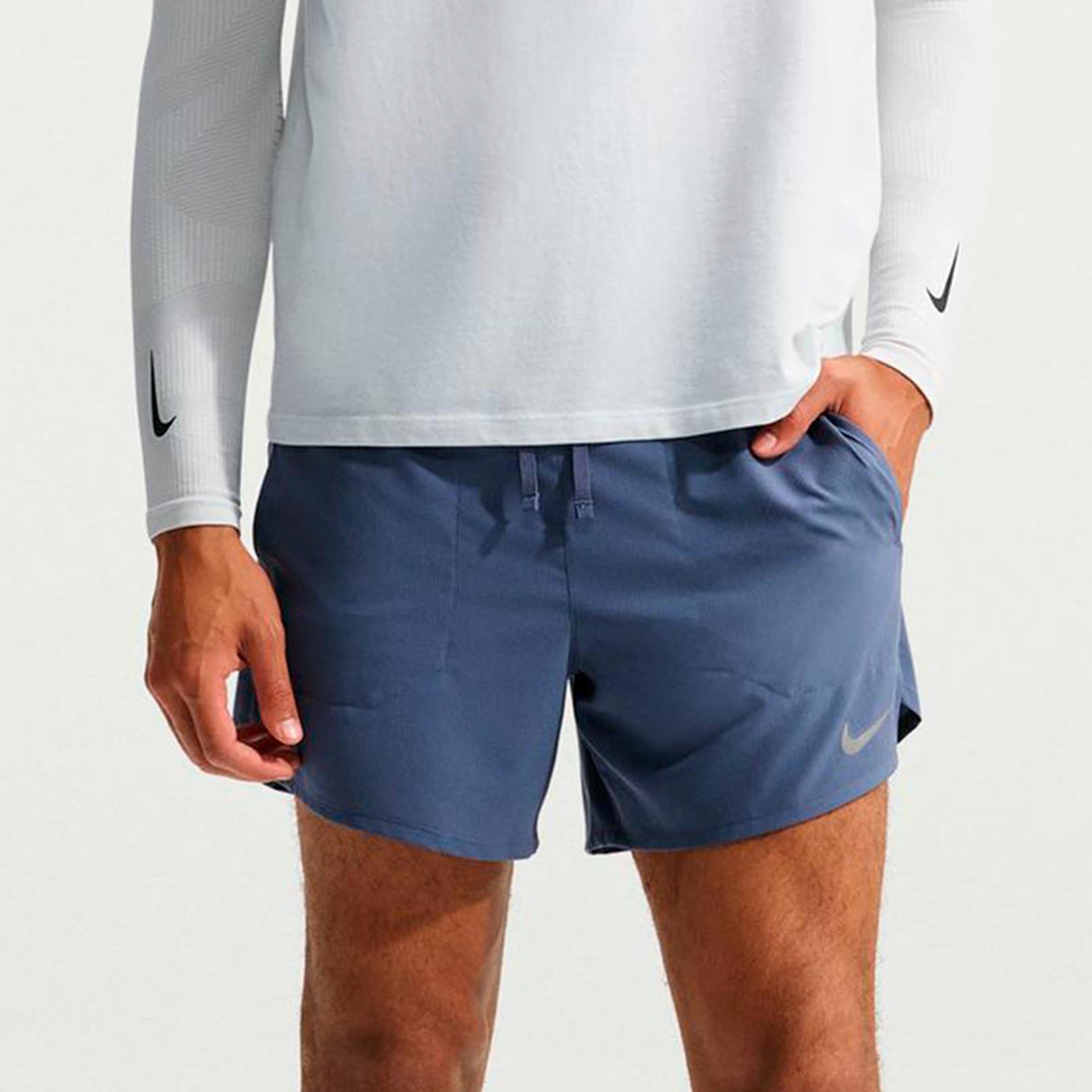 Nike Stride 5in  Pantaloncini da corsa Uomini - grigio-blu, argento