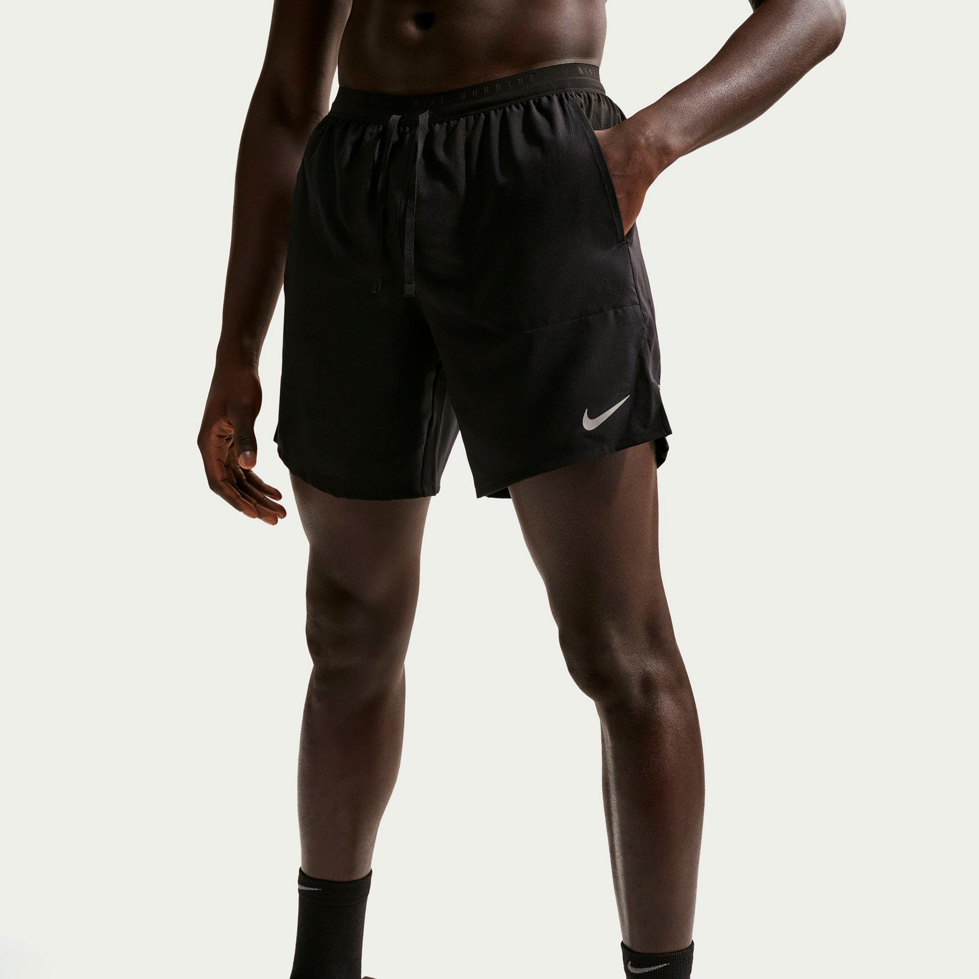 Nike STRIDE 2IN1 7IN  Pantaloncini da corsa Uomini - nero, argento