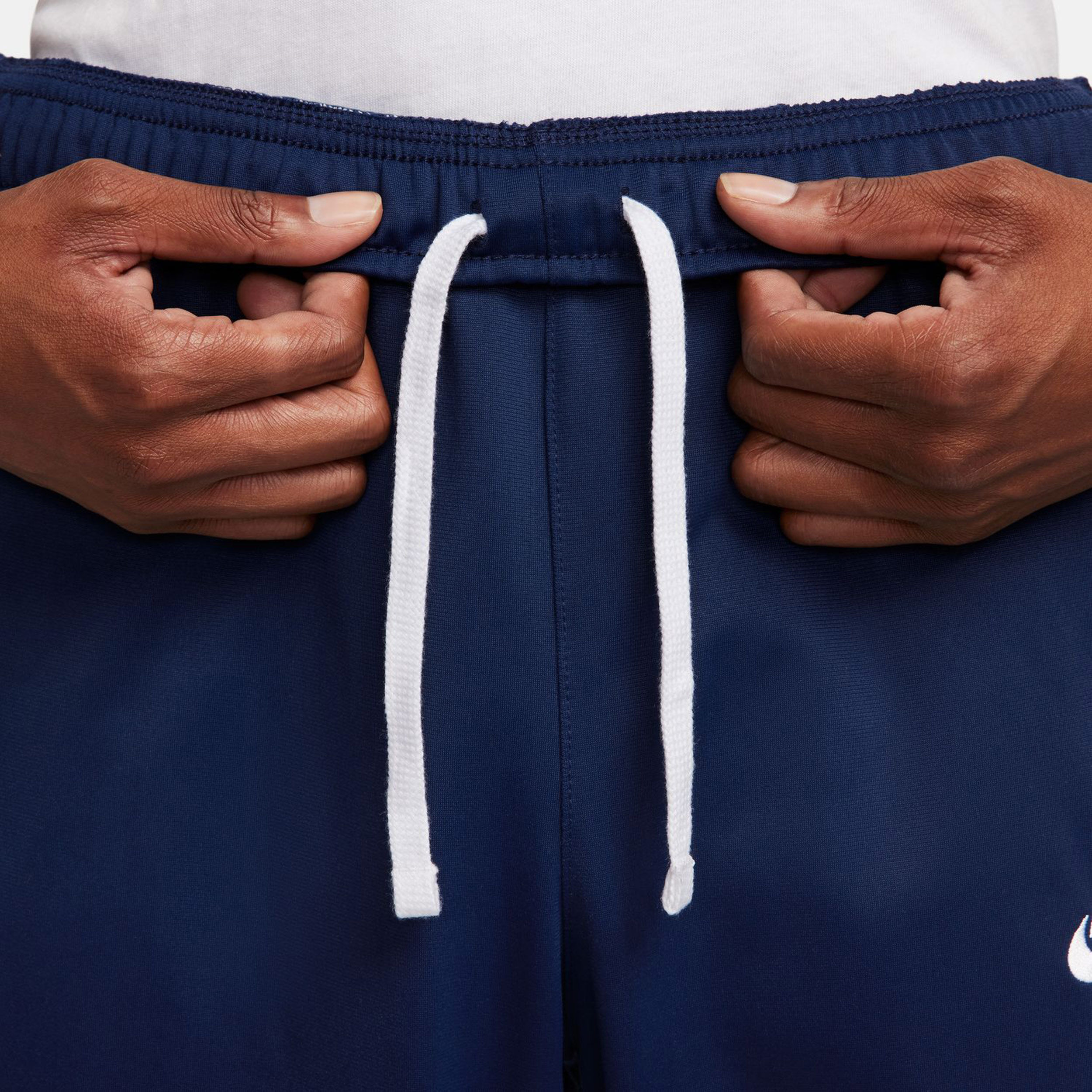 Buy Nike Club Tuta Da Allenamento Uomini Blu Scuro Bianco online Tennis Point IT